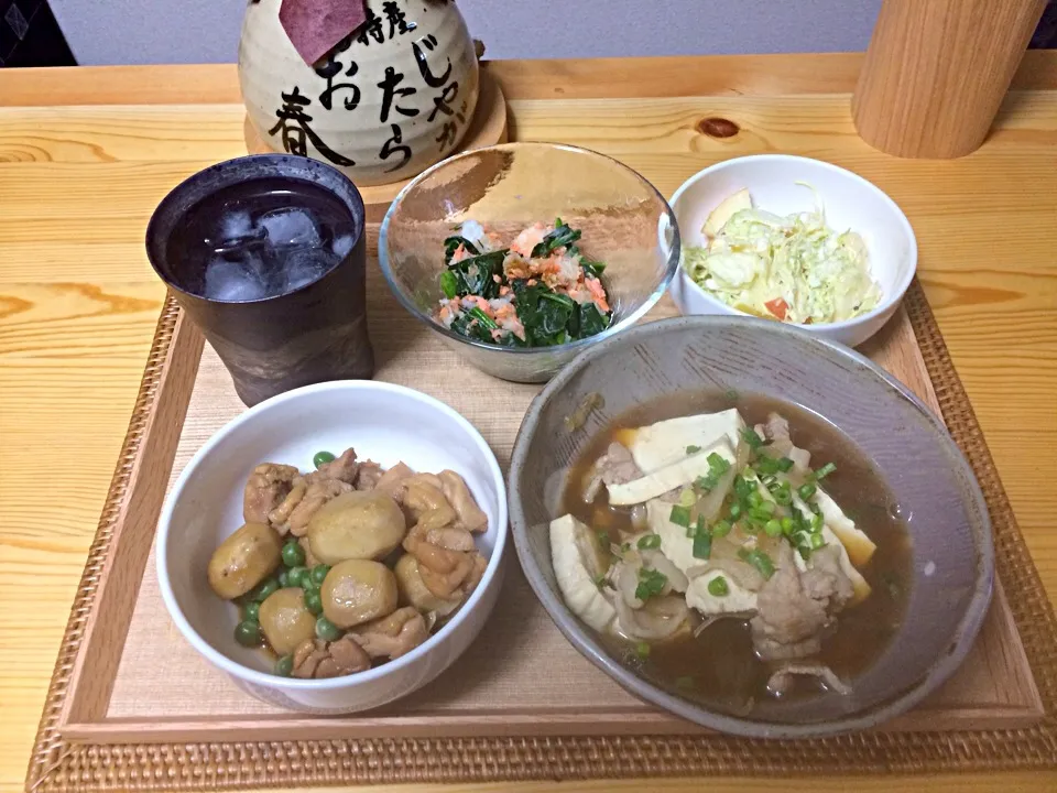 Snapdishの料理写真:今晩の男前料理☆〜肉豆腐、里芋と鶏肉の煮っころがし、鮭とほうれん草のみぞれあえ、きゃべつとりんごのサラダ、そしてじゃがたらお春！|Uemura Koshiさん