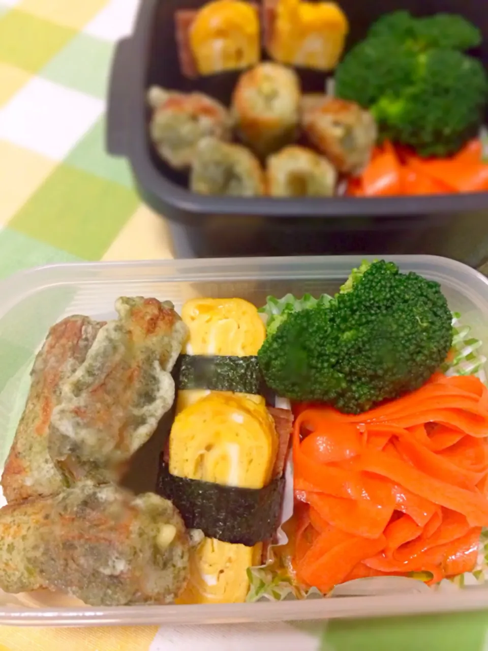 明日のお弁当。チーズ入り竹輪の磯辺揚げ、卵焼きとスパムの海苔巻き、キャロットラペ、ブロッコリー。|みきさん