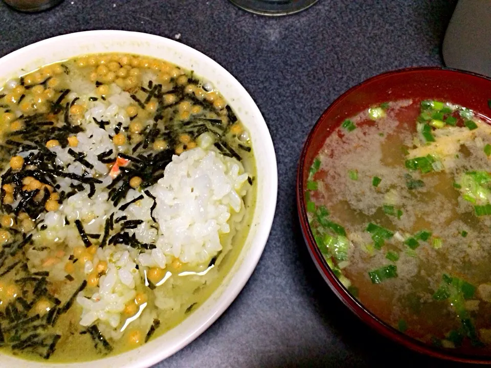 Snapdishの料理写真:#夜食 ( #夜おやつ )小腹がすいたなんてレベルじゃなくて完全にお腹がすいたので鮭茶漬けと油揚げ味噌汁で！ #永谷園もどき|ms903さん