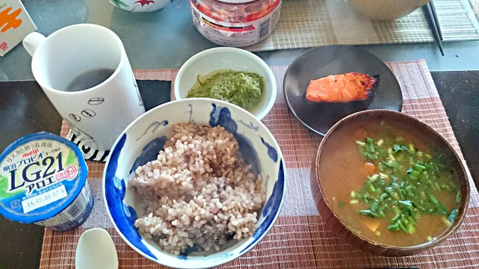 Snapdishの料理写真:鮭の西京漬け＆めかぶ＆なめこと豆腐の味噌汁|まぐろさん