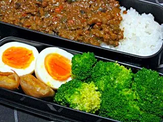 Snapdishの料理写真:お弁当（ドライカレーのせご飯、春巻、ゆで卵、ブロッコリー）|すーさん