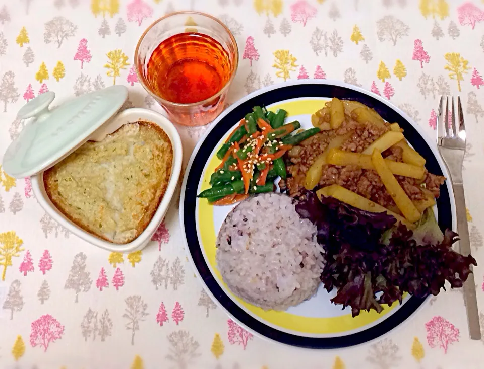 じゃがいもと挽肉のソース炒めの晩ご飯|有山さん