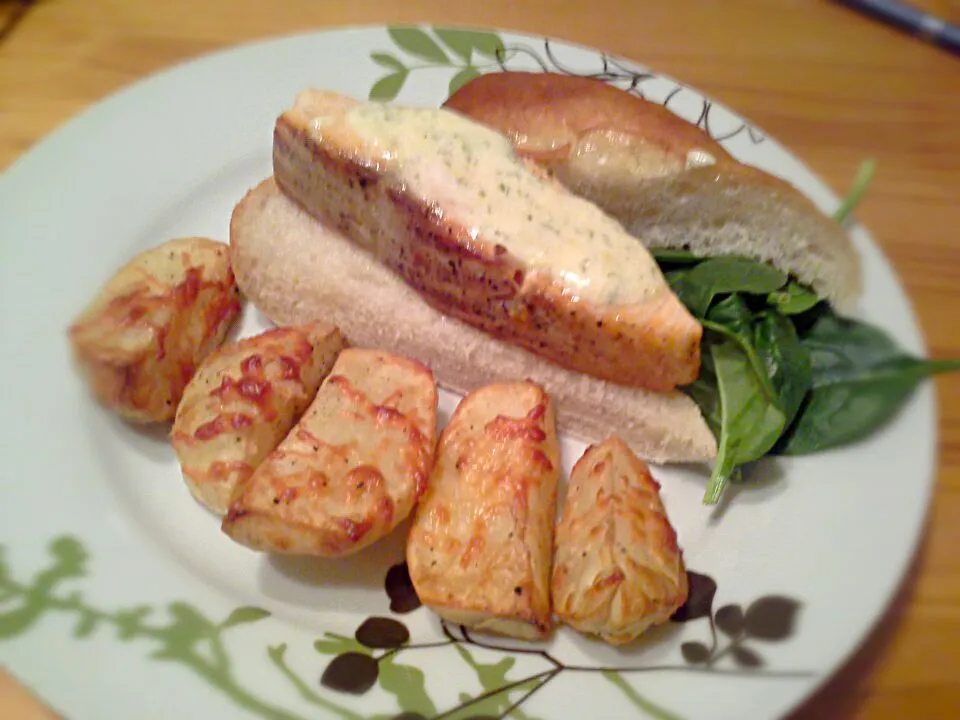 Pan fried wild salmon on a baguette with parmesan roast potatoes|Fe's kitchenさん