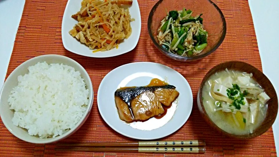 Snapdishの料理写真:ぶりの照り焼き、切り干し大根の煮物、チンゲン菜とえのきのナムル、お味噌汁♡|yuiさん