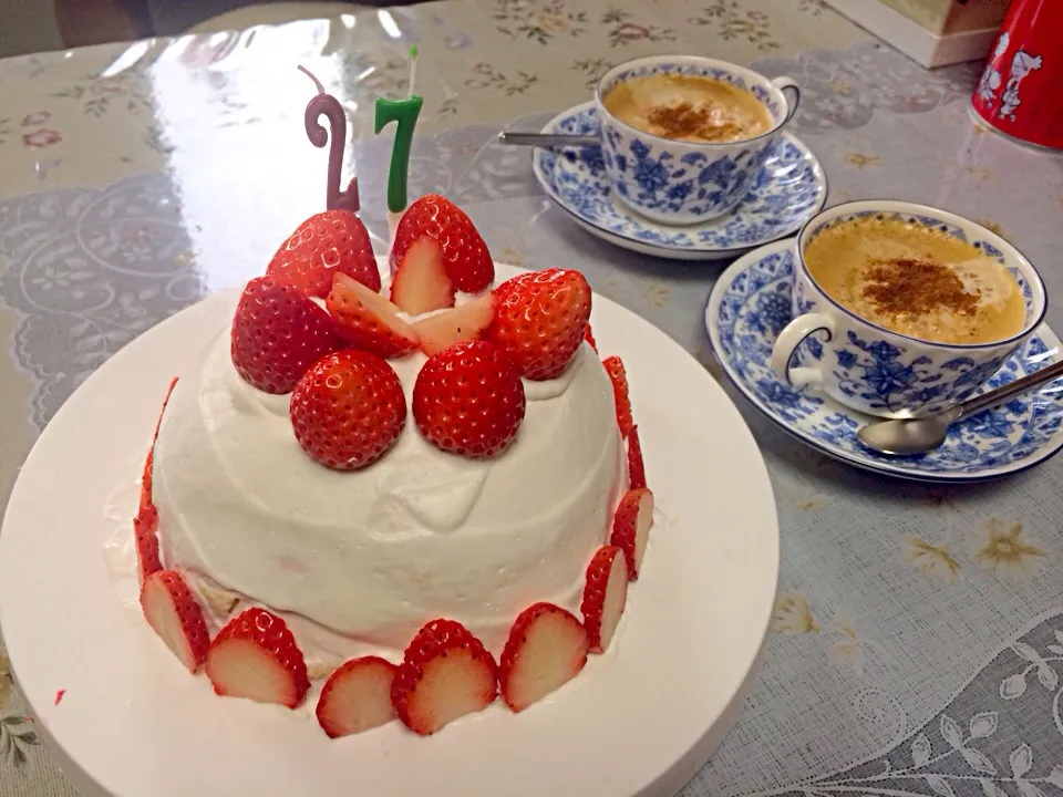 Snapdishの料理写真:お誕生日ケーキ♩|tomomi-ainaさん