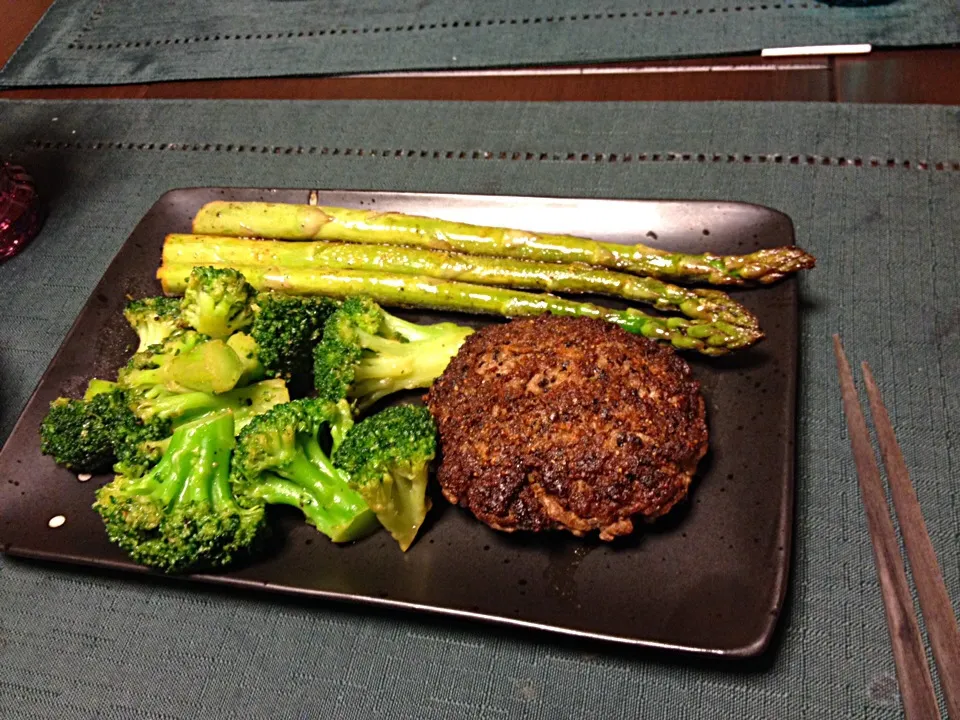 Snapdishの料理写真:Hamburger with broccoli and lemon butter asparagus|madcarさん