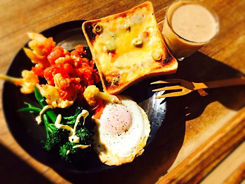 トマトとカリフラワー炒めとブロッコリーと目玉焼きとオリーブとアンチョビよチーズトーストとバナナと林檎とプルーンのスムージー|トキロックさん