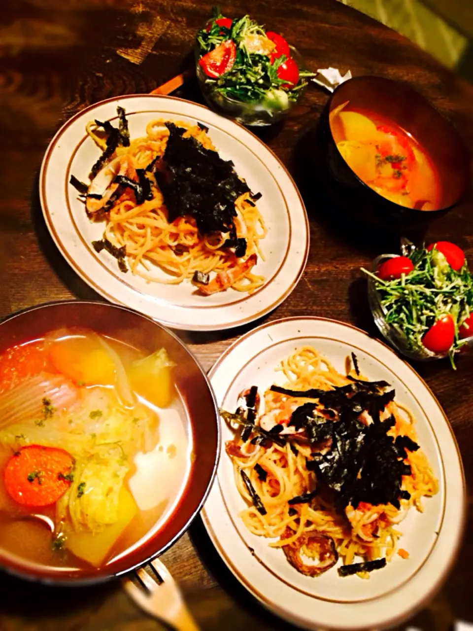 明太子スパゲティと野菜ゴロゴロスープと水菜と林檎とトマトの胡麻ドレッシングサラダ|トキロックさん