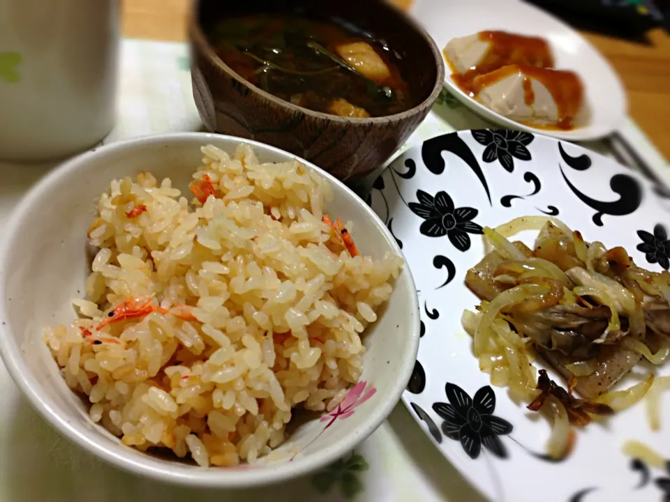 桜えびご飯🍚 と 蒟蒻ステーキ、ほうれん草と麩の味噌汁、胡麻豆腐|こいちさん