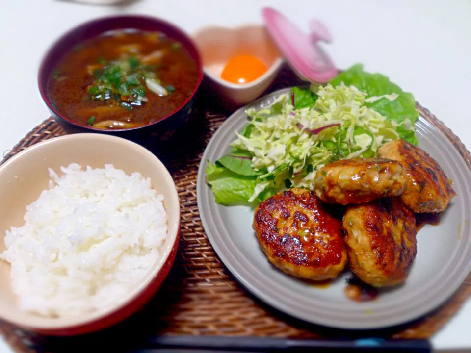 つくねバーグ しめじ寒干大根人参キャベツ芯の赤だし|にゃろめさん