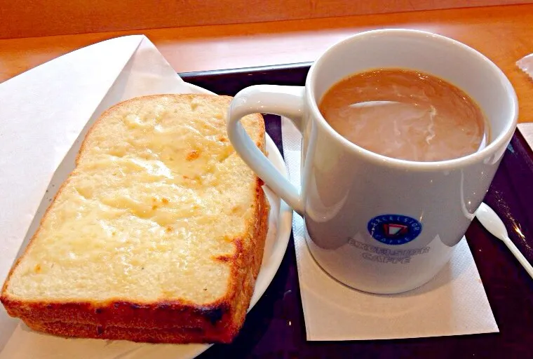 Hot Milk Coffee & Ham Cheese Sandwich|Liezlさん