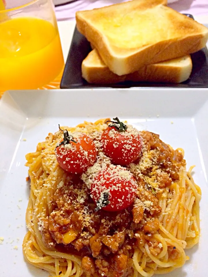 spaghettiw/meatsauce#tostedbread#mangojuice🍴スパゲッティミートソース、トーストしたパンとマンゴージュース|MJ🇵🇭🇯🇵さん