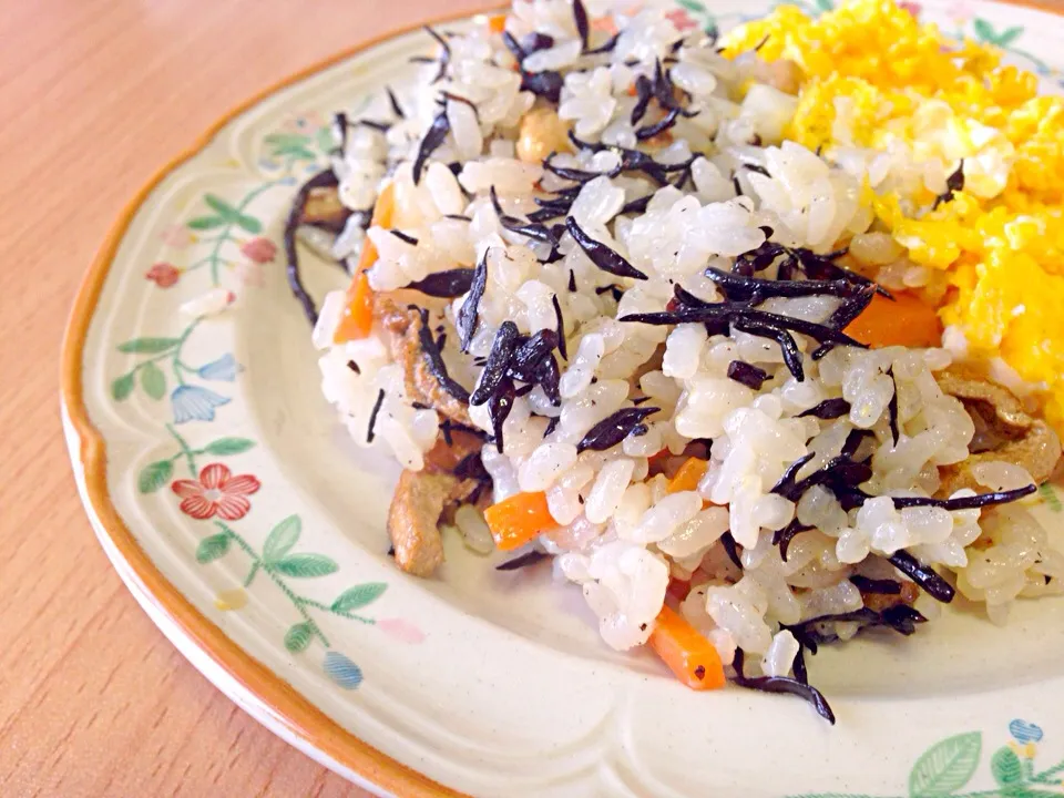 Snapdishの料理写真:ひじきの煮物で簡単チャーハン♡ふわふわたまごのせ！|まいさん