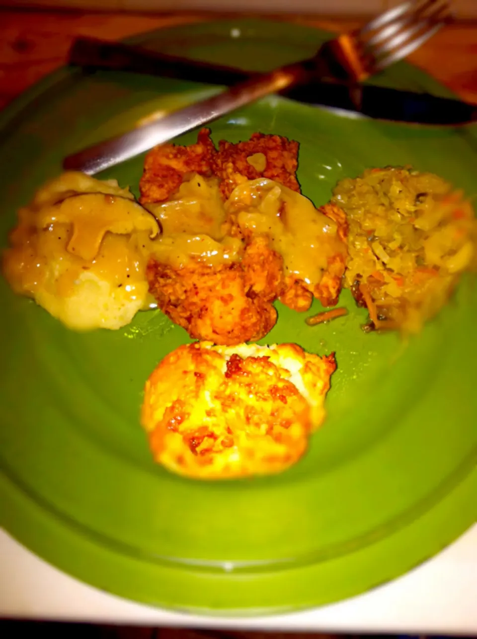 Fried Chicken, Mash Potato , Mushroom Gravey, Cabbage, Fresh dropped Biscuits|Suga Brownさん