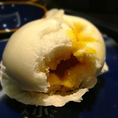 Golden egg yolk steamed bun|Karen Yongさん