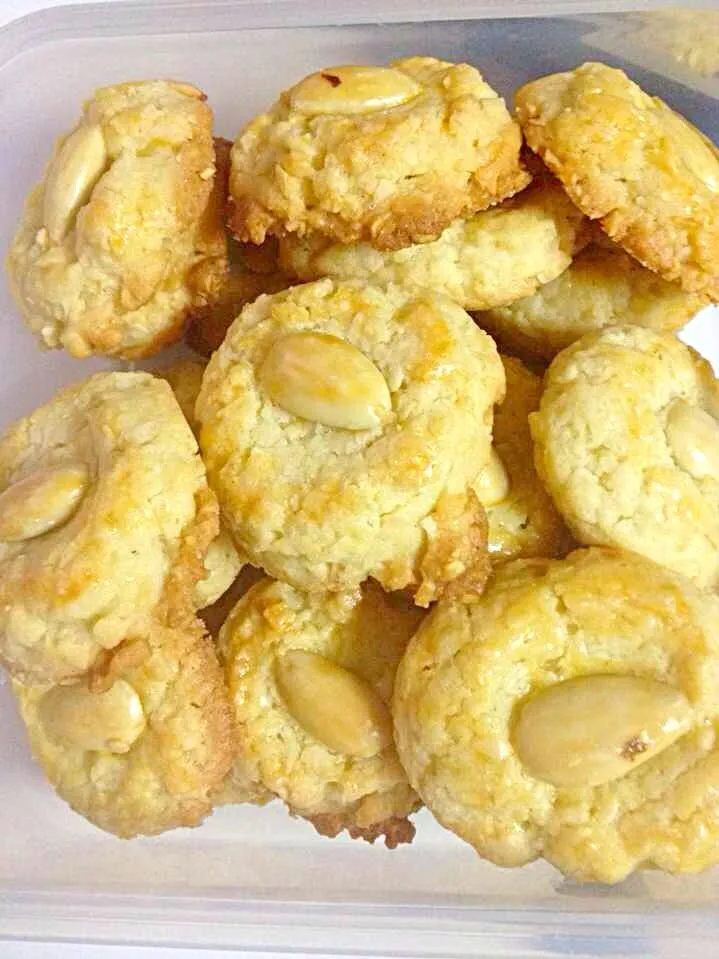 Snapdishの料理写真:Chinese almond cookies for CNY|Pear Emeryさん