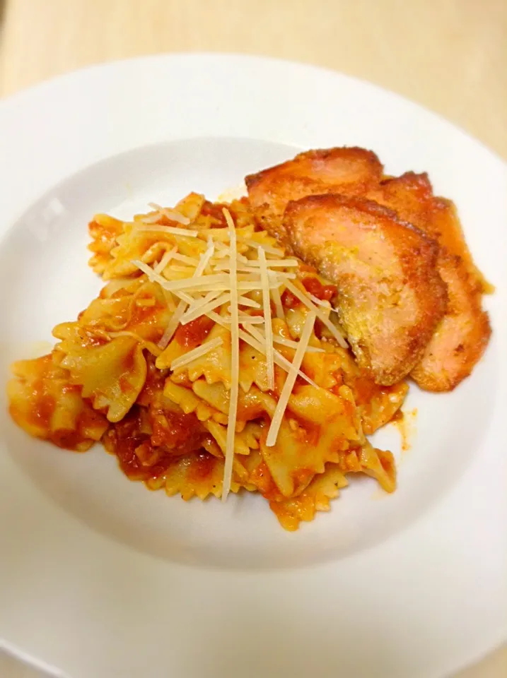 SaLmOn AnD BoW TiE PasTa iN HerBeD ToMaTo SauCe...|GeMzKiTchさん