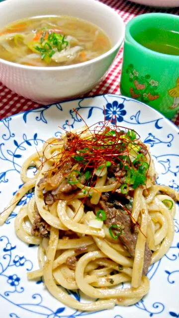 焼きうどん(プルコギ肉＠コストコ･玉葱･青ねぎ･糸唐辛子)、鶏団子スープ(鶏挽肉･卵･玉葱･人参･生姜･舞茸･白ねぎ･塩糀･青ねぎ)|まあるさん