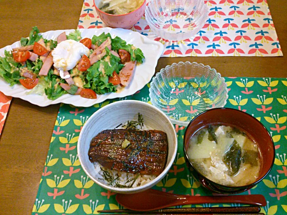 手抜き夕飯！うなぎ、ブロックハムとポーチドエッグサラダ、じゃが芋の味噌汁|あこさん