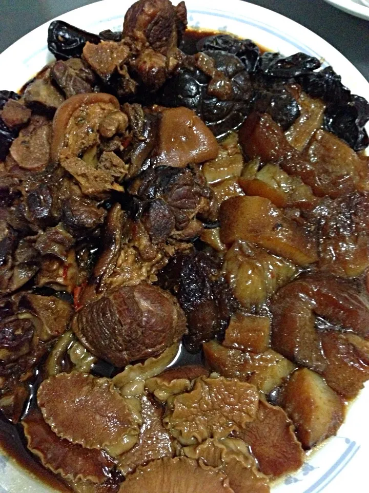 Stewed pork trotters with sea cucumber, black fungus, baby abalones|Chocochuさん