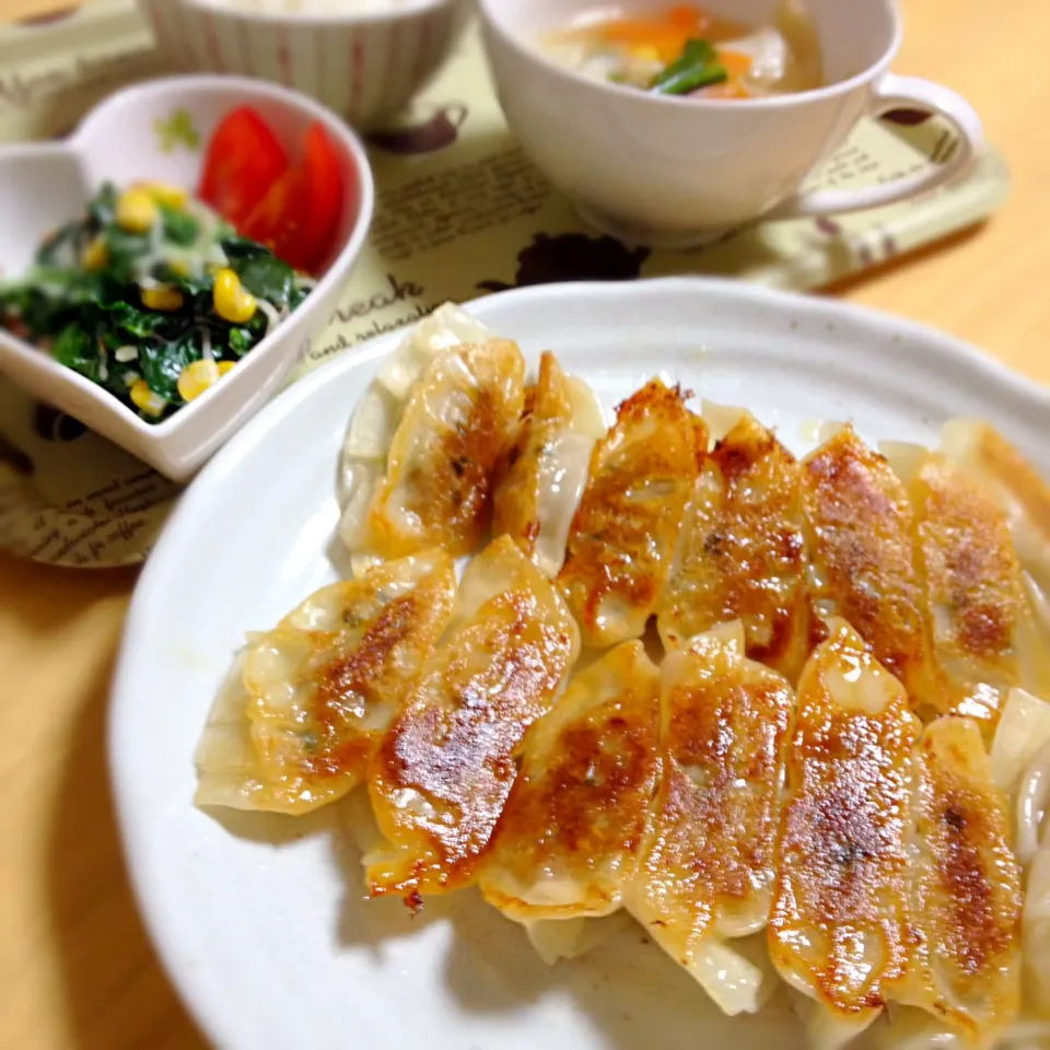 焼き餃子、スープ餃子、ほうれん草のサラダ|かぉりさん