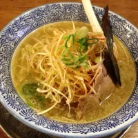 博多某所のラーメン。魚介系出汁がめちゃくちゃ美味しかった。|michimichiさん