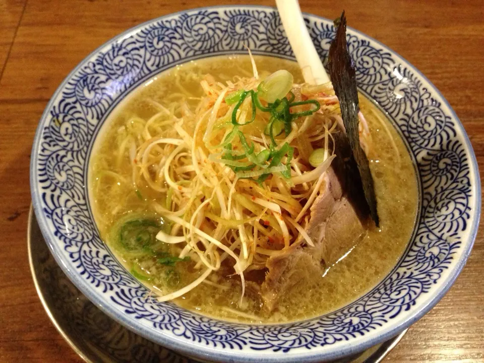 博多某所のラーメン。魚介系出汁がめちゃくちゃ美味しかった。|michimichiさん