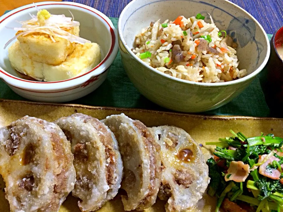 蓮根の挟み揚げ、揚げ出し豆腐、鶏肉ごぼう炊き込みご飯、せりとベーコン炒め|ぷっくりんこ💙さん