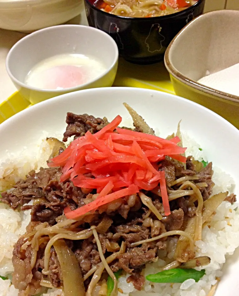 風邪予防メニュウ。牛コマ、ごぼう、えのき、千切り生姜でしぐれ煮丼。仕上げに紅生姜もたっぷりオン！|もじゅさん