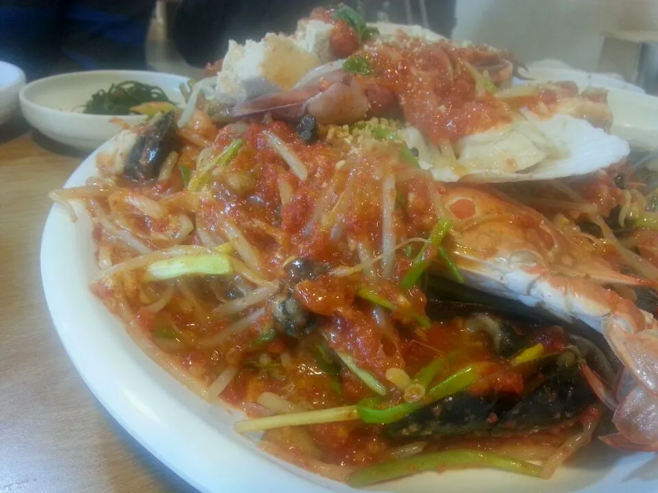 해물찜! 나오자 마자 찍어서 그런지 뿌옇네요ㅎㅎㅎ
Spicy seafood stew!|김유리さん