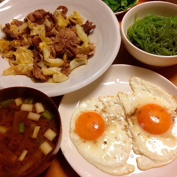 風邪が治りきってないので、今日もやっつけ。
豚肉とキャベツの生姜焼き、目玉焼き、コンニャクそうめんなど。|chacoさん