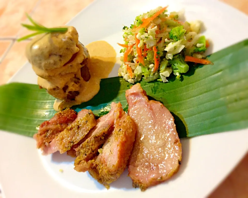 Snapdishの料理写真:Pernil envuelto en hoja de plátano con salsa de maní|Resto Bar Momentosさん