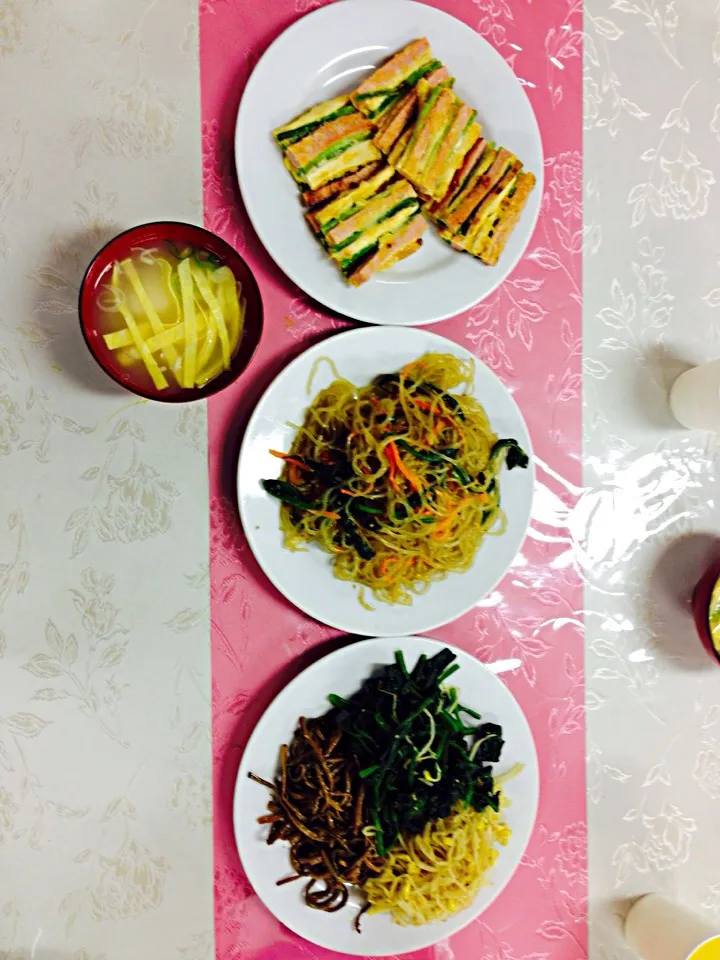 Korean noodles 잡채 and vegetable side dishes|Craig Colemanさん