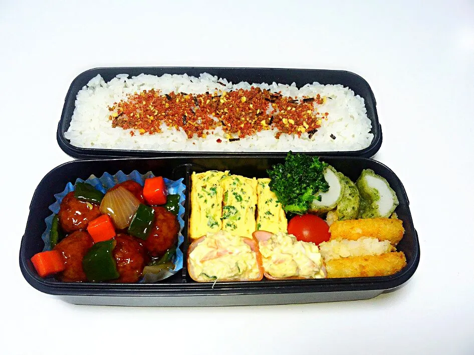 お弁当♬
*肉団子甘酢あえ
*たまごやき(ねぎ)
*ポテサラのハムまき
*ハッシュドポテト
*竹輪の磯辺あげ|Michiko  Arakiさん