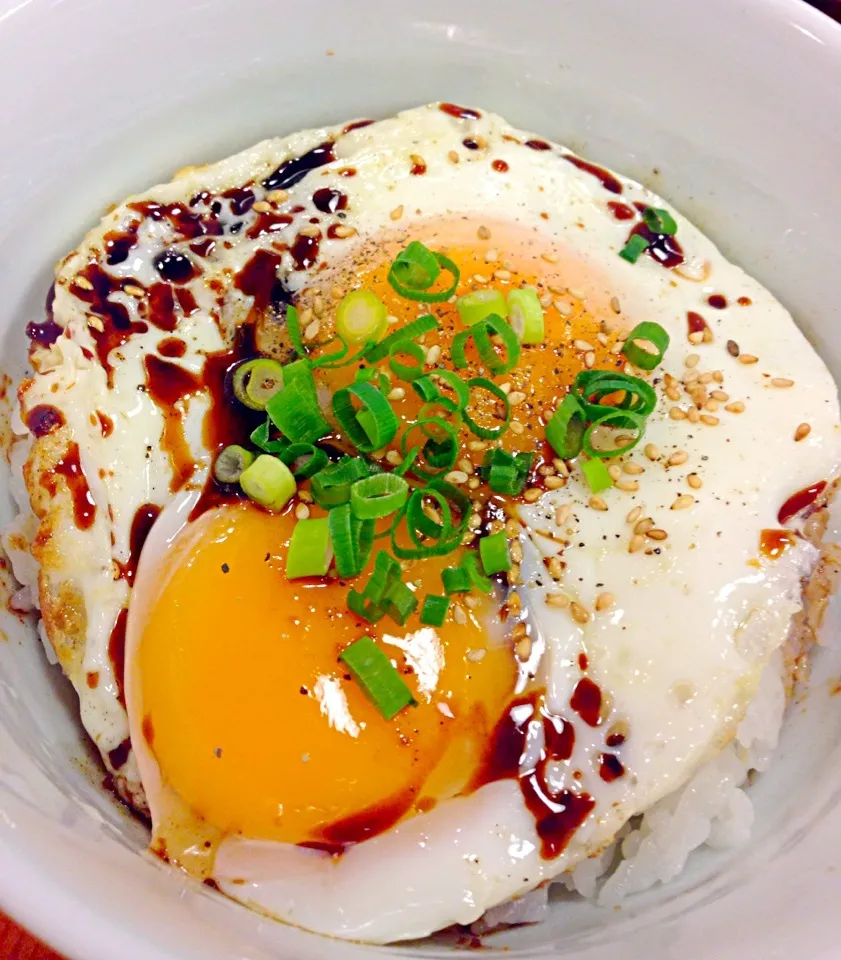 目玉焼き丼🍳朝ご飯カッコんで〜ダッシュ🏃|チョス ♪さん