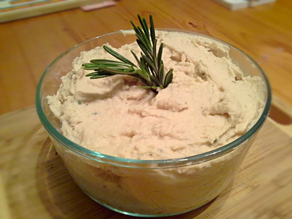 White bean dip with rosemary and cashew|Fe's kitchenさん