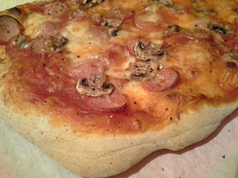 Cheese and mushrooms pizza with hot dog slices|Fe's kitchenさん