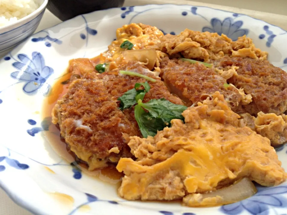 今日の社食はカツ煮。520円。|ルーア・ブランカさん