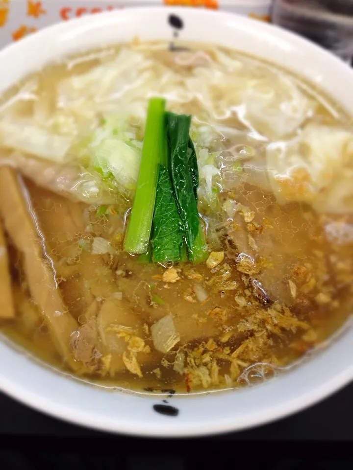 Snapdishの料理写真:藤沢  ら塾の塩ワンタンチャーシュー麺|やまぴょんさん