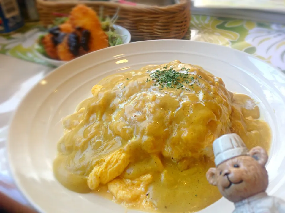 Snapdishの料理写真:カレークリームソースのオムライス ＆ イカのフライ|KUMAさん