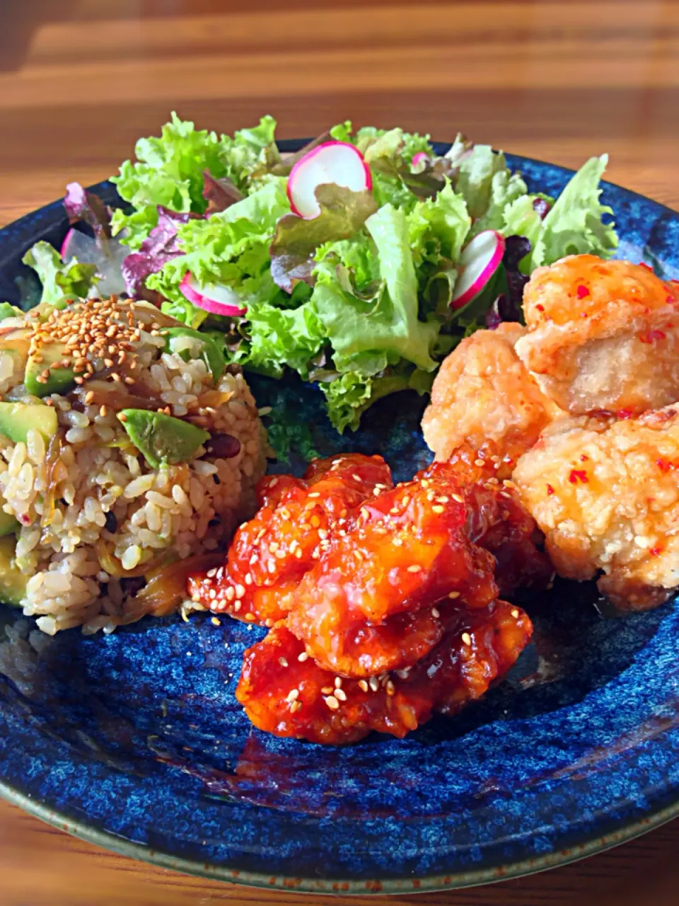 ⭐️甘辛アボカドご飯 ⭐️ヤンニョムチキン ⭐️塩唐揚げ スイートチリソース ⭐️野菜サラダ 梅ドレッシング|よっちぃさん