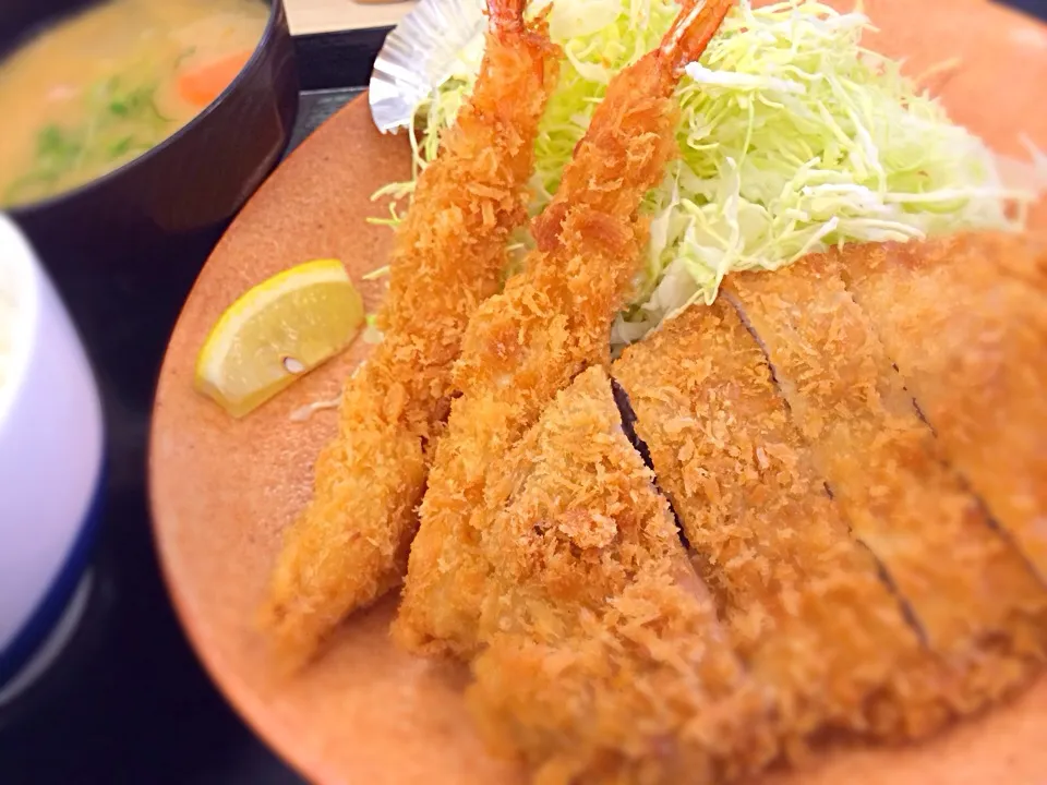 【本日のランチ】海老・ロースカツ定食。(ﾟдﾟ)ｳﾏｰ|JTKさん