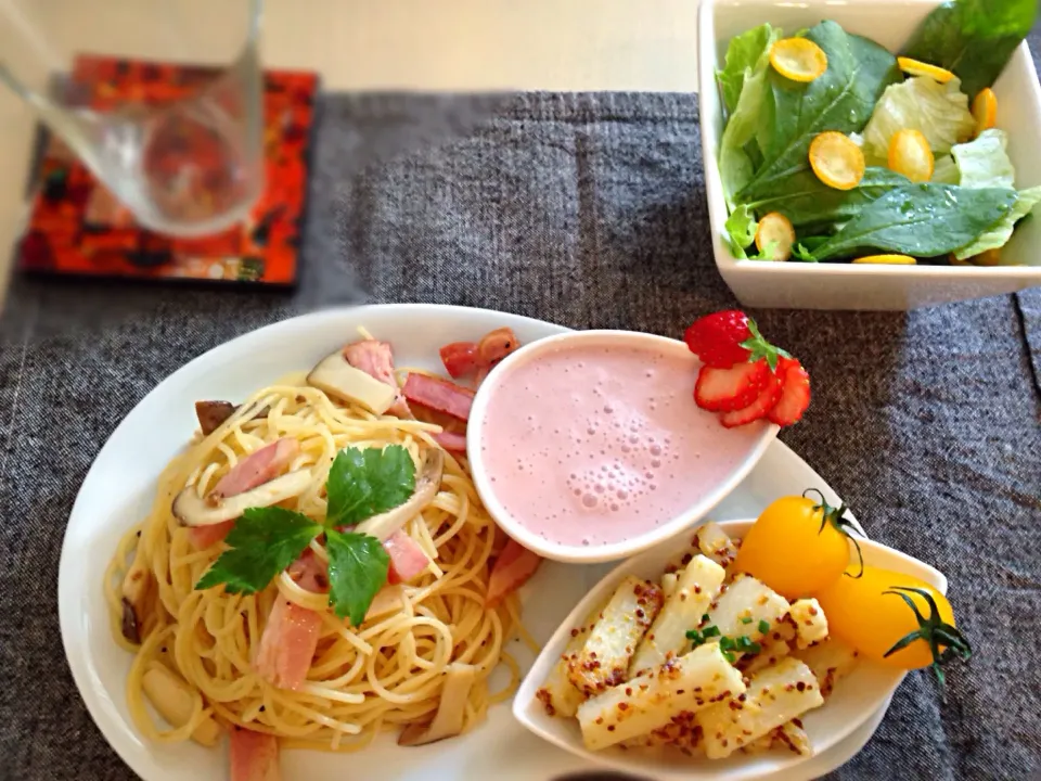 ✴︎アンチョビ風味パスタ   ✴︎焼き長芋のマヨマスタード  ✴︎金柑サラダ  ✴︎苺バナナヨーグルト|かおりんさん