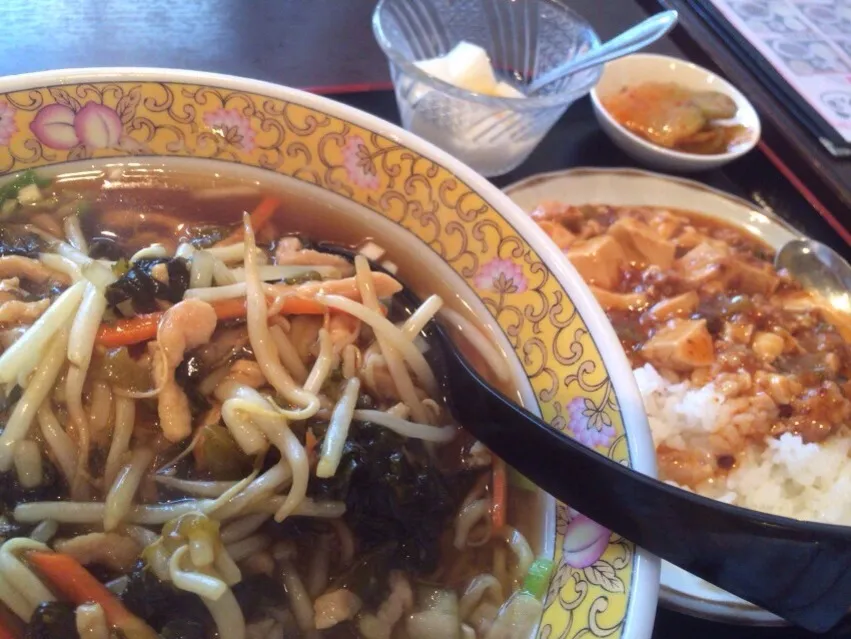 Snapdishの料理写真:【日替定食】豚細切り・高菜ラーメン+小麻婆豆腐丼を頂きました。|momongatomoさん