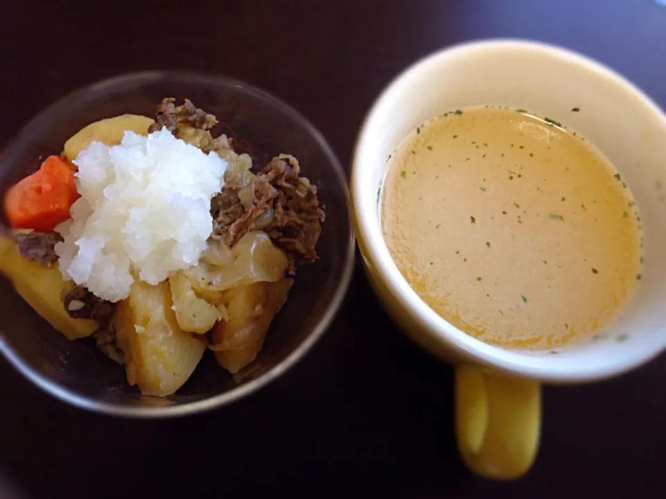 Snapdishの料理写真:肉じゃが大量おろし、玉ねぎスープ|rie.Fさん