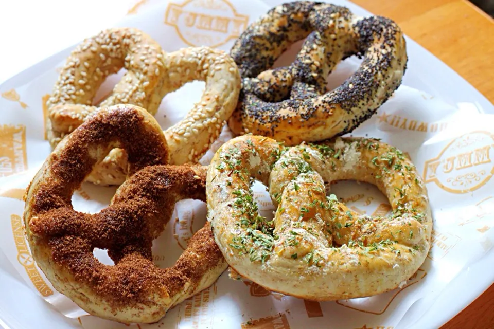 Pretzel (Garlic & herbs, cinnamon sugar, sesame & poppy seed)|Misstyさん