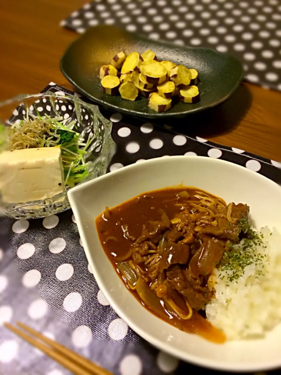 ハヤシライス、豆腐と水菜春菊のサラダ、焼きサツマイモ|Mogu Mogutaさん