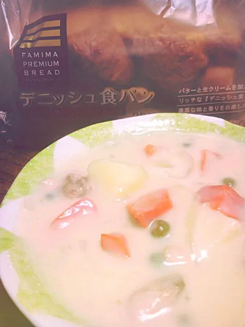 Snapdishの料理写真:フツー過ぎるクリームシチュー＆フツー過ぎないデニッシュ食パン！|のものも🍻さん