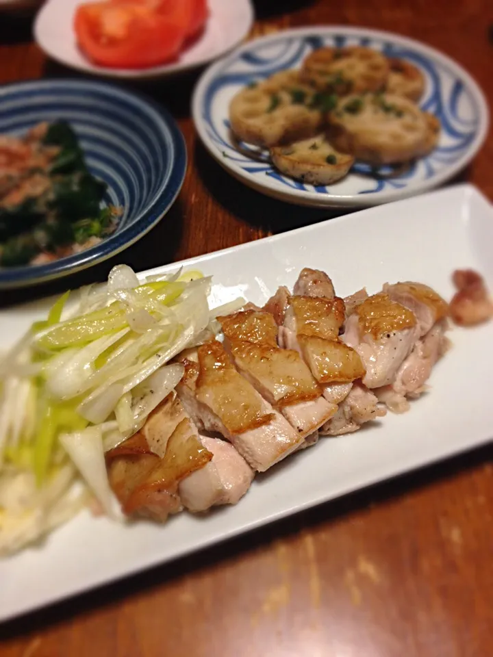 鶏鉄板焼きのネギ塩たれ、焼き蓮根のサラダ、ほうれん草おひたし|raku_darさん