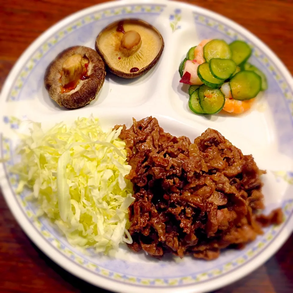 Snapdishの料理写真:焼肉&焼き椎茸&マリネ|けんちゃんさん